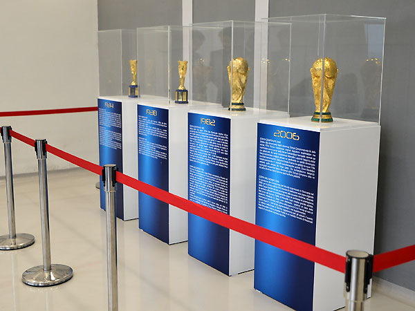 Dünya kubokları nümayiş etdirilib (fotoreportaj)