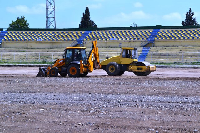 Gəncə şəhər stadionunun ot örtüyünün dəyişdirilməsi prosesi davam edir (fotoreportaj)