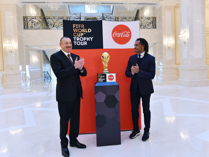 Futbol üzrə dünya çempionatının Kubokunun əsli Prezident İlham Əliyevə təqdim edilib 