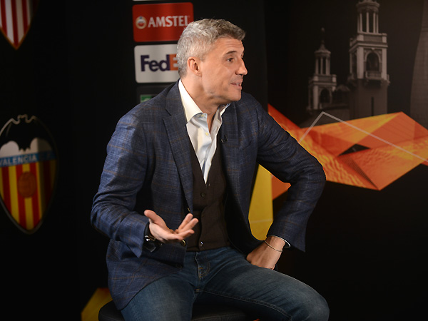 Legendary Argentine football star Crespo meets with fans in Baku