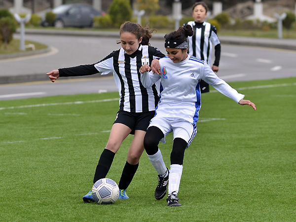 U-13 qızlar Liqası: Neftçi PFK - Qubek (fotoreportaj)