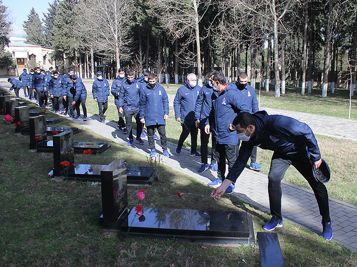 Members of U-17 visited Alley of Martyrs (photos)