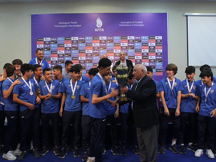 Awards presented to Leagues winners (photos)