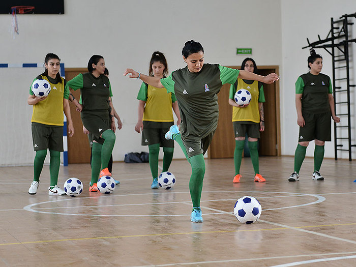 Cəzaçəkmə və tərbiyə müəssisələrində futbol dərsləri keçirilir (fotolar)