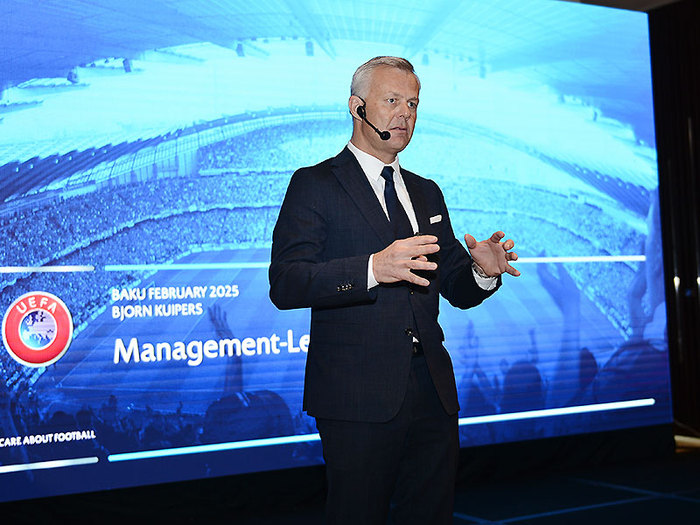 Byörn Kuipers conducted a seminar for the referees (photos)