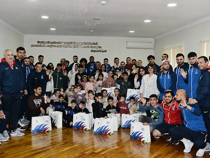 A millinin üzvləri uşaq evində (fotoreportaj)