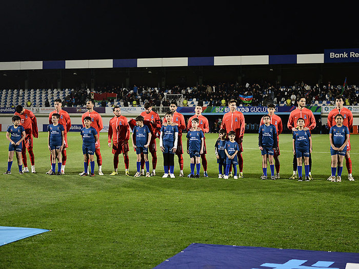Millinin futbolçuları meydana şəhid övladları ilə çıxıblar (fotolar)