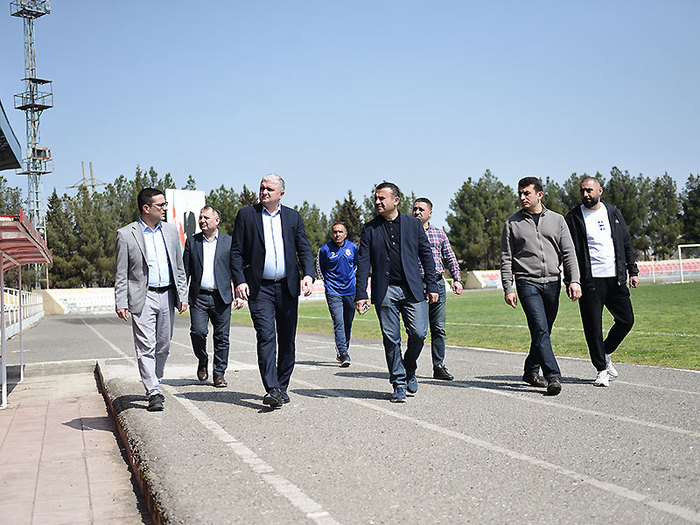 Yevlax şəhər stadionuna baxış keçirilib (fotolar)