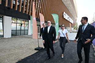 Prezident İlham Əliyev və birinci xanım Gəncə şəhər stadionunda görülən işlərlə tanış olublar