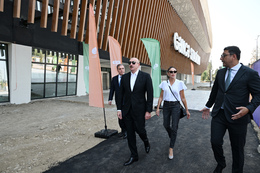 Prezident İlham Əliyev və birinci xanım Gəncə şəhər stadionunda görülən işlərlə tanış olublar