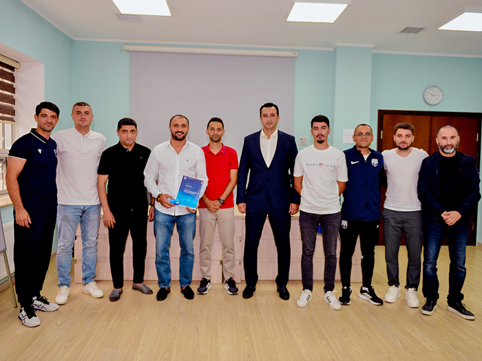 Məşqçilərə lisenziya və diplomlar təqdim olunub (fotolar)}