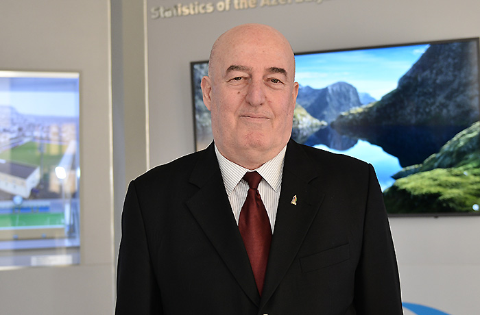 Asim Khudiyev is in the qualifying round match