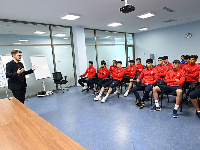 U-19 üçün danışılmış oyunlara qarşı sessiya (fotolar)