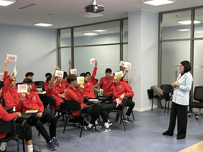 Millinin (U-15) futbolçuları üçün seminar}