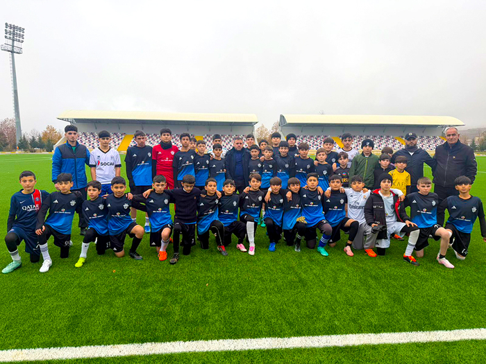 Ayxan Abbasov Ağsuda yeniyetmə futbolçularla görüşüb (fotolar)