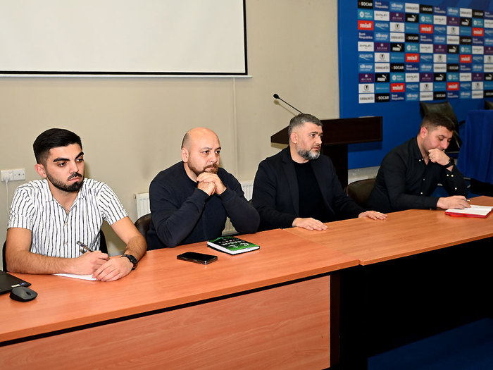 Meeting with club officials (photos)