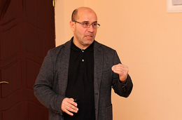 “Lisenziya iddiaçılarının tələblərə uyğunluğu mütəmadi olaraq yoxlanılır”