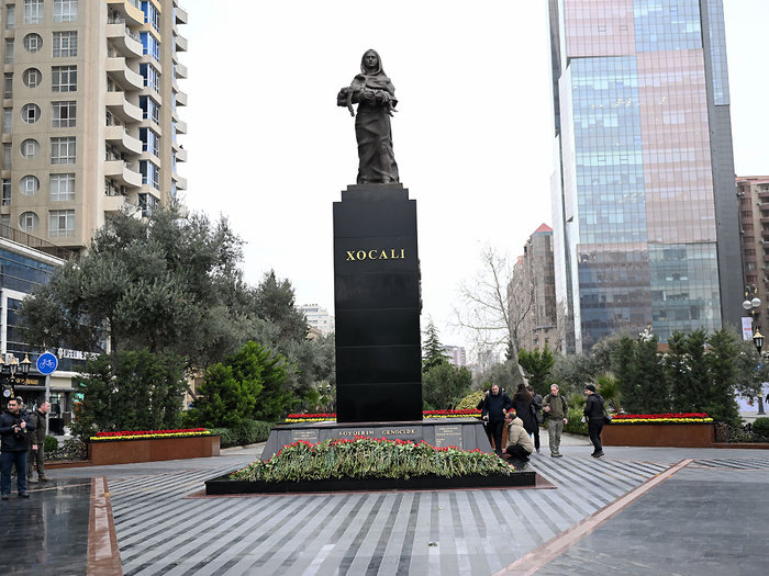 Xocalı qurbanlarının xatirə abidəsi ziyarət olunub (fotolar)}