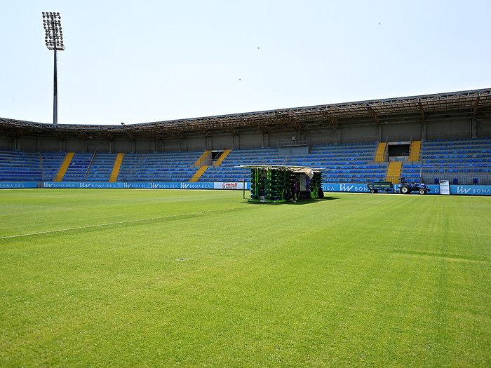 “Liv Bona Dea Arena”da ot örtüyü yenilənir (fotolar)}