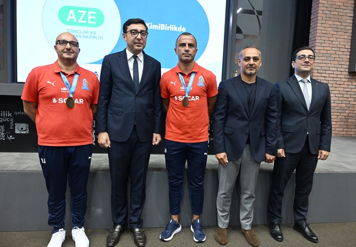 Gənclər və idman naziri çimərlik futbolu üzrə milli üzvləri ilə görüşdü (fotolar)}