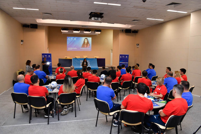 FIFA nümayəndələrinin iştirakı ilə fiziki tərbiyə müəllimləri üçün seminar keçirilib}